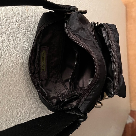 NWT Lesportsac travel pouch with adjustable shoulder strap - Picture 3 of 6